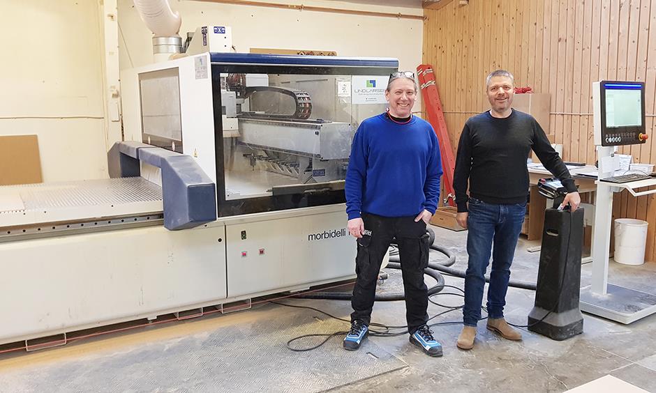 Indehaver og CEO Henrik Lerche (t.h.) samt maskinoperatør Johnny Pedersen foran den nye CNC maskine, der skal nedbringe produktionstiden på emnerne og understøtte virksomhedens stærke vækst. 